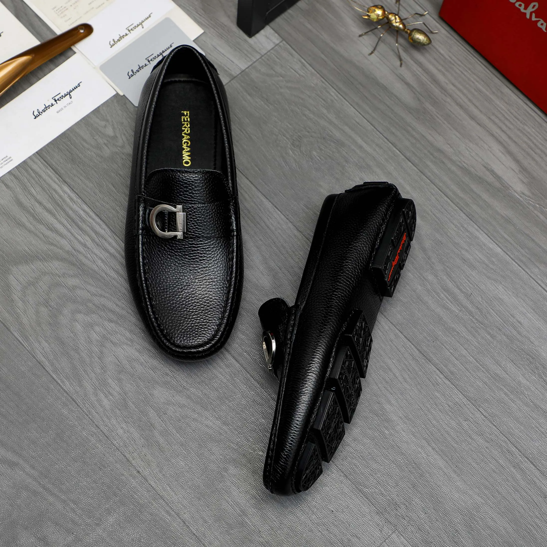 P420 Product trademark: Ferragamo [Ferragamo] Casual slip-on men's shoes Regular size: 38-44 Product material: Selected pebbled cowhide upper, sheepskin lining, original rubber outsole